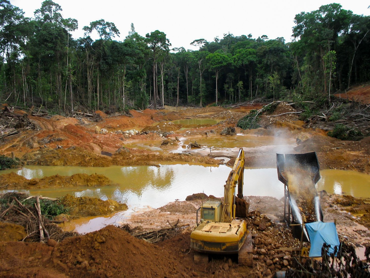https://www.internetgeography.net/wp-content/uploads/2019/06/Gold-mining-in-the-Amazon-Rainforest.jpg